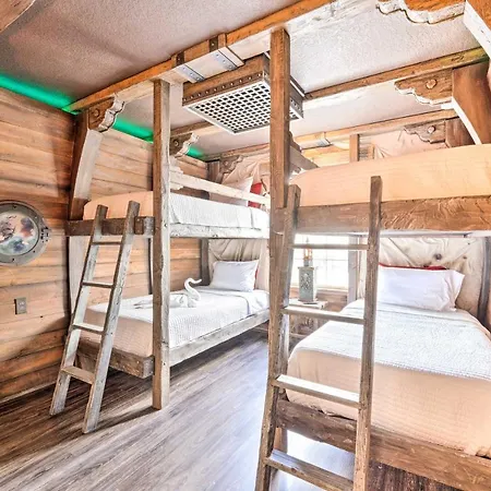 Davenport Retreat With Themed Rooms, Patio And Pool!